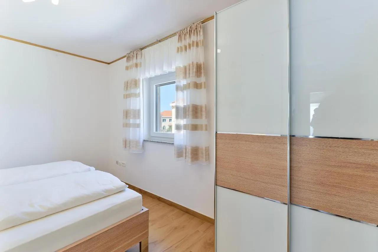 Beachfront Reiterer Villa V1 With Jacuzzi 30 Meters From The Beach - Crowonder Luxury Rent Privlaka  0*, Privlaka (Zadar)