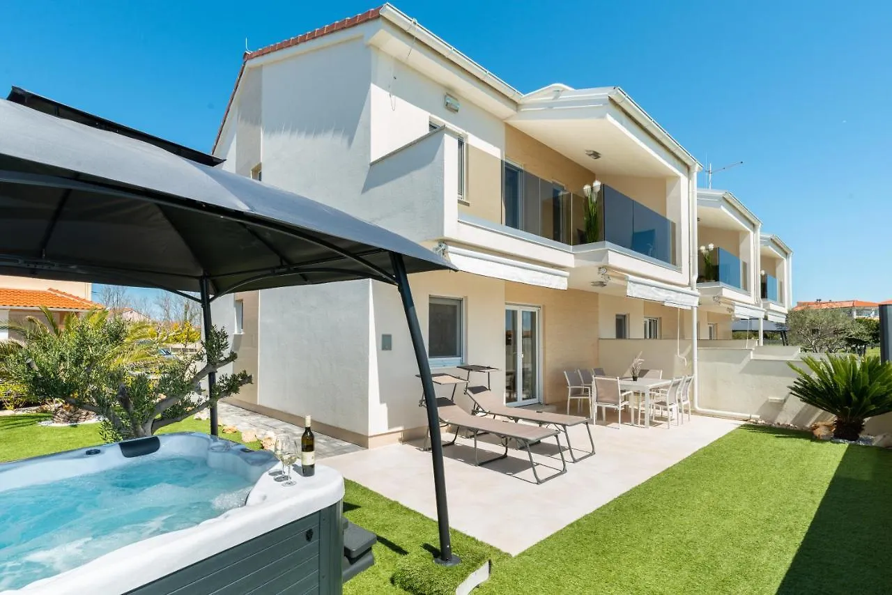 Beachfront Reiterer Villa V1 With Jacuzzi 30 Meters From The Beach - Crowonder Luxury Rent Privlaka