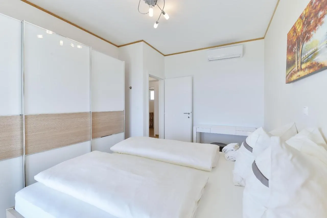 Beachfront Reiterer Villa V1 With Jacuzzi 30 Meters From The Beach - Crowonder Luxury Rent Privlaka