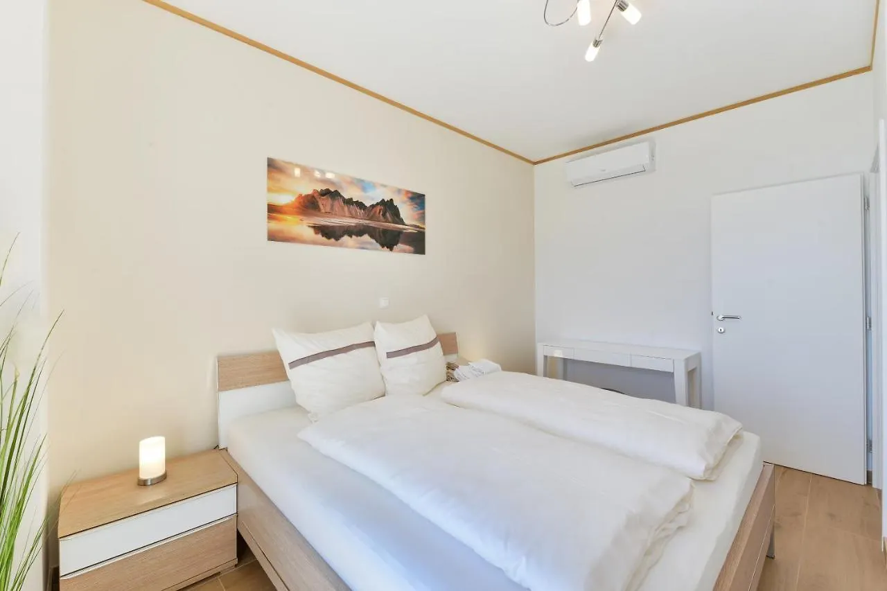 Beachfront Reiterer Villa V1 With Jacuzzi 30 Meters From The Beach - Crowonder Luxury Rent Privlaka
