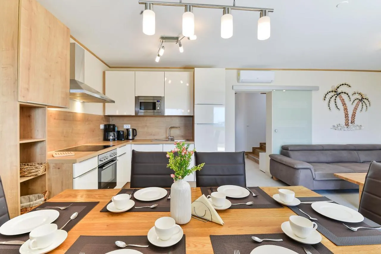 Beachfront Reiterer Villa V1 With Jacuzzi 30 Meters From The Beach - Crowonder Luxury Rent Privlaka