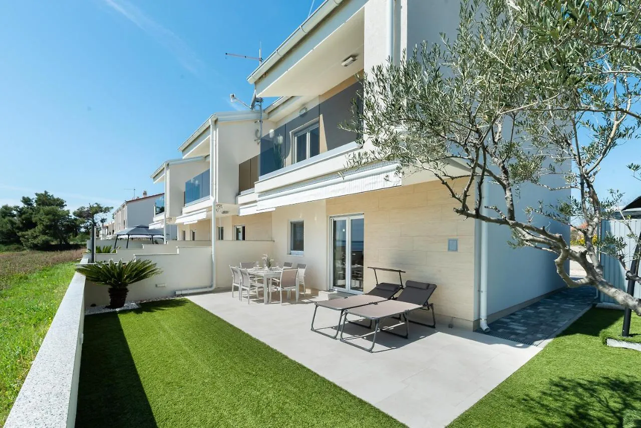 Beachfront Reiterer Villa V1 With Jacuzzi 30 Meters From The Beach - Crowonder Luxury Rent Privlaka
